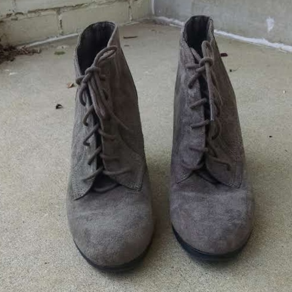 White Mountain taupe booties size 9M - Picture 2 of 8